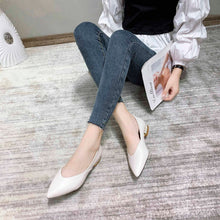 Load image into Gallery viewer, 单鞋女2020秋季新款浅口尖头平底鞋气质串珠低跟简约豆豆鞋shoes