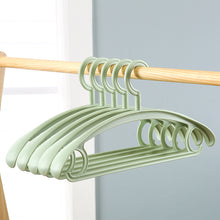 Load image into Gallery viewer, 厂家宽肩加厚衣架成人挂衣架无痕多功能魔术衣架晾衣架 塑料衣架
