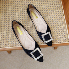 Load image into Gallery viewer, 尖头平底豆豆鞋女2021夏季新款一脚蹬方扣褶皱软底浅口舒适奶奶鞋
