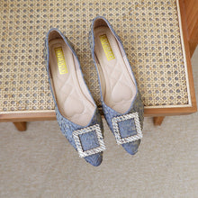 Load image into Gallery viewer, 尖头平底豆豆鞋女2021夏季新款一脚蹬方扣褶皱软底浅口舒适奶奶鞋
